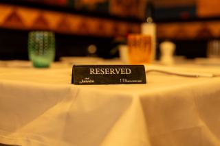 Carnet de réservations ouvert sur le comptoir d'un bistrot
