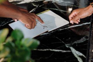 Carnet de réservations ouvert sur le comptoir d'un bistrot