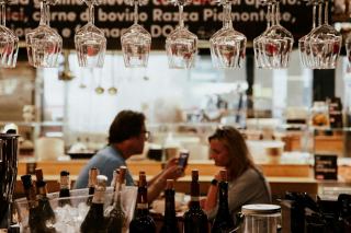 Bistrot lyonnais et carte courte : intégrer un caviste efficacement