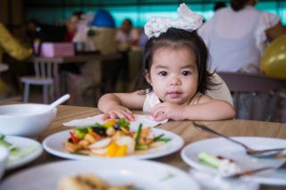 Restaurant avec un bébé : ce qui est dû, ce qui est offert