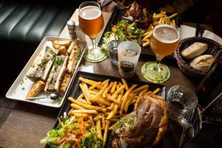 Différence bistrot brasserie selon la salle, la carte et l'heure